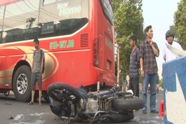Xe máy kẹp ba tông thẳng vào xe khách, ba thanh niên nhập viện