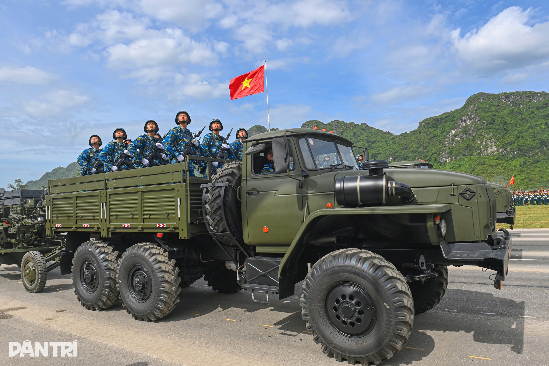 Ngắm dàn xe tăng, tên lửa, UAV hợp luyện chuẩn bị cho lễ diễu binh - 9 Ngắm dàn xe tăng, tên lửa, UAV hợp luyện chuẩn bị cho lễ diễu binh - 9