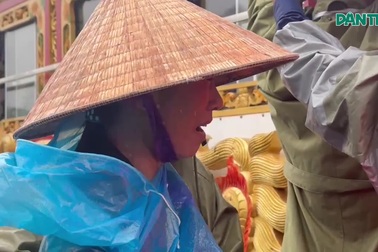 Cảnh đưa người quá cố đi hỏa táng vì lũ bủa vây