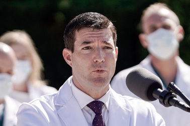 Bầu cử Mỹ 2020: Bài toán đau đầu của bác sĩ điều trị cho Tổng thống Trump