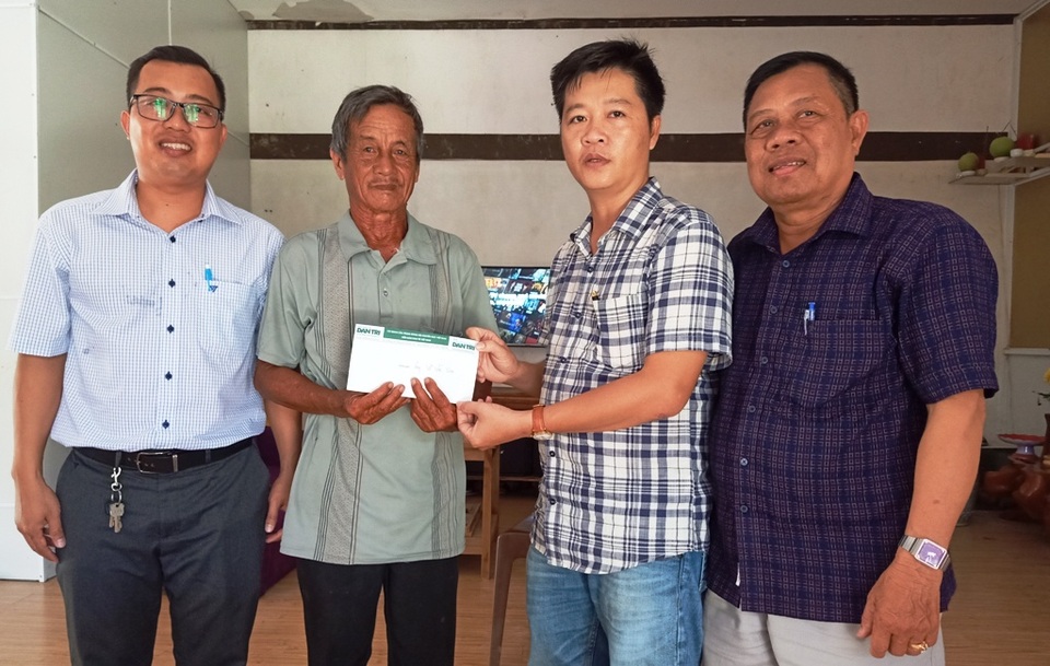 Quỹ Vòng tay Đồng đội trao hàng chục triệu đồng đến gia đình người có công - 7 Quỹ Vòng tay Đồng đội trao hàng chục triệu đồng đến gia đình người có công - 7