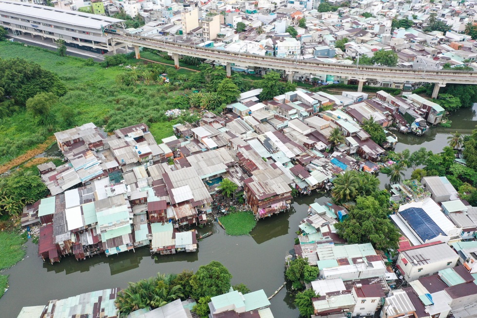 Rửa sạch kênh rạch ô nhiễm ở TPHCM bằng cách nào?