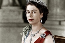 Tại sao Nữ hoàng Anh Elizabeth II luôn là biểu tượng thời trang?