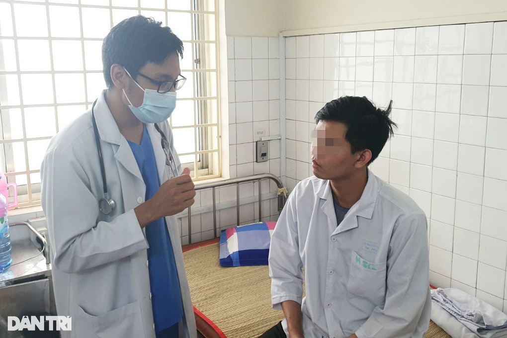 Đi 7 bệnh viện, chàng trai mới phát hiện mắc bệnh hiếm suýt phù não tử vong - 5 Đi 7 bệnh viện, chàng trai mới phát hiện mắc bệnh hiếm suýt phù não tử vong - 5