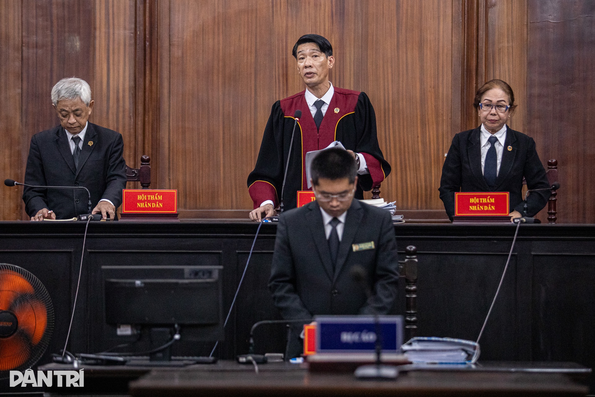 Hoa hậu Thùy Tiên vẫy tay chào người thân sau khi nhận án 2 năm tù - 10