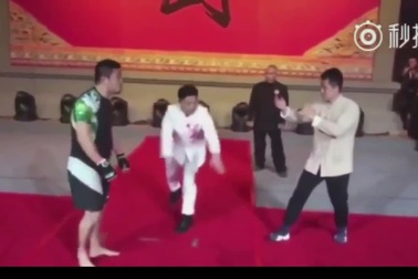 Võ sĩ Vịnh Xuân bị hạ gục bởi Từ Hiểu Đông chỉ sau… hơn 1 phút