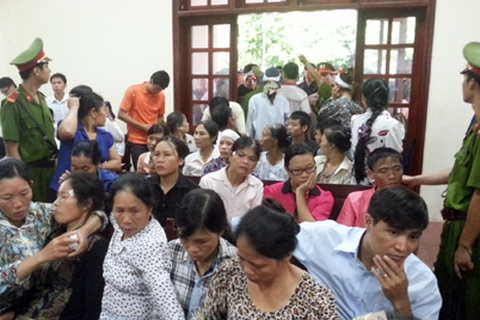 Những giây phút căng thẳng tại phiên tòa vụ “quan tài diễu phố”  