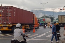 Container tông xe máy khiến vợ chết, chồng trọng thương