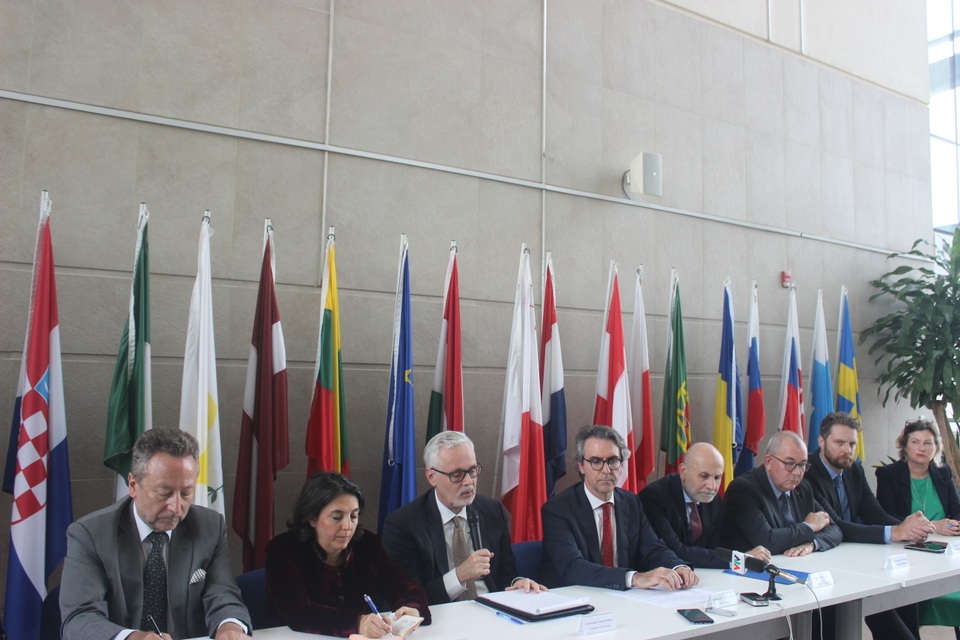 EU khẳng định độ an toàn cao của vắc xin AstraZeneca - 1 EU khẳng định độ an toàn cao của vắc xin AstraZeneca - 1