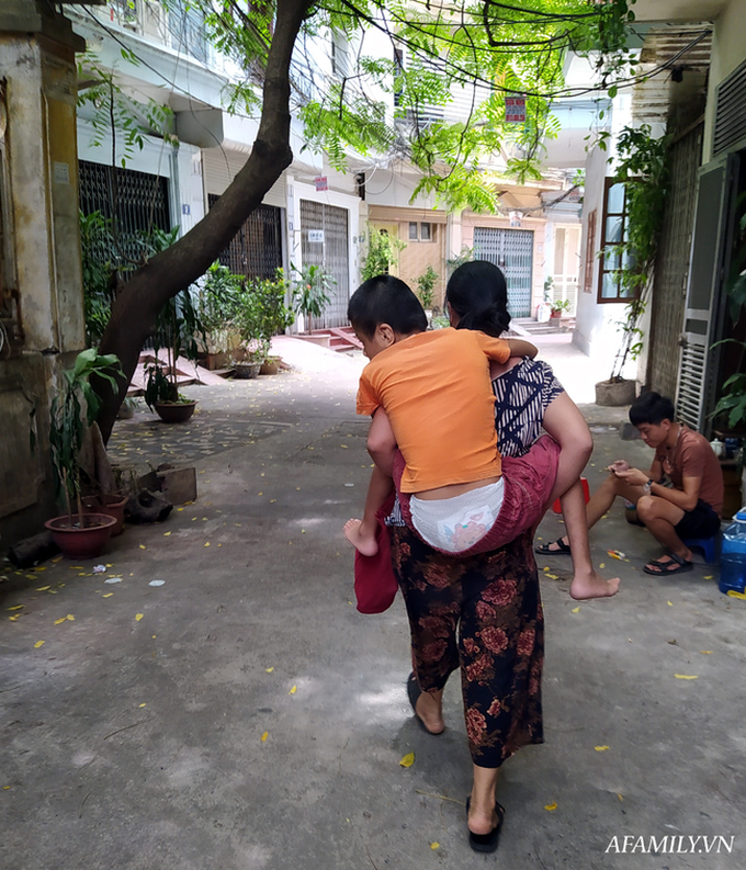 Người mẹ nghèo và hành trình 15 năm đi tìm tiếng gọi "mẹ" của con trai bại não - Ảnh 11. Người mẹ nghèo và hành trình 15 năm đi tìm tiếng gọi "mẹ" của con trai bại não - Ảnh 11.