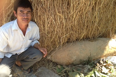 Đào đất đắp đường, phát hiện quả bom dài hơn 1m