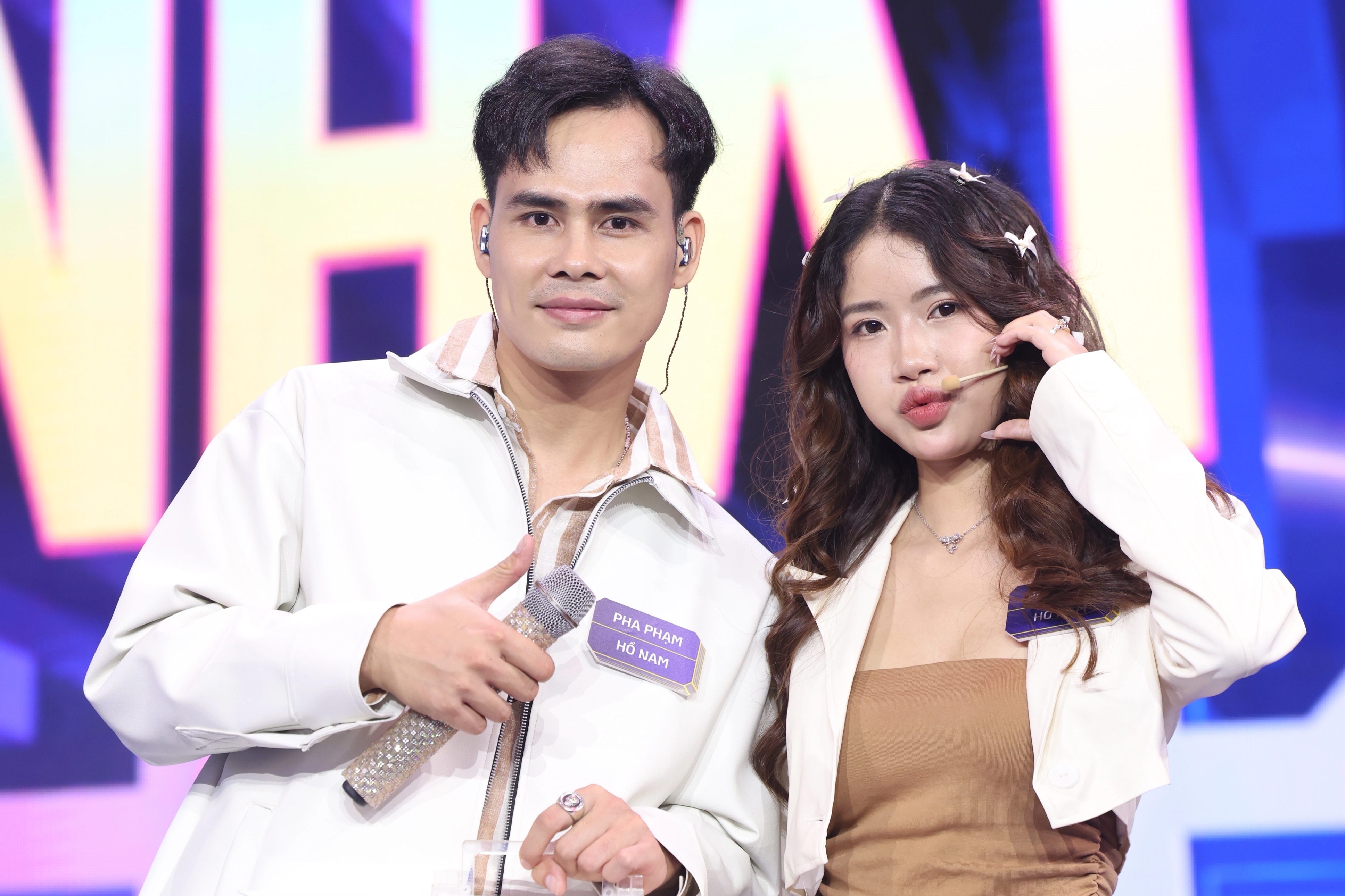 La cantante Cam Ly llama la atención al regresar a un programa de televisión - 2 Ca sĩ Cẩm Ly gây chú ý khi trở lại show truyền hình - 2