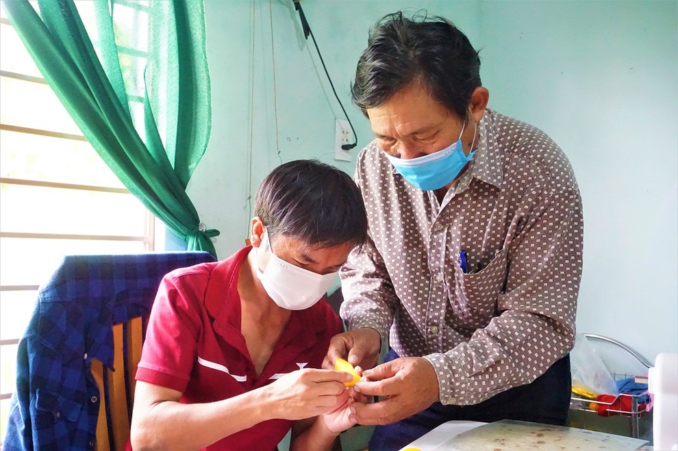 Người thầy tay ngang của những học viên nói chuyện bằng ngón tay - 6 Người thầy tay ngang của những học viên nói chuyện bằng ngón tay - 6