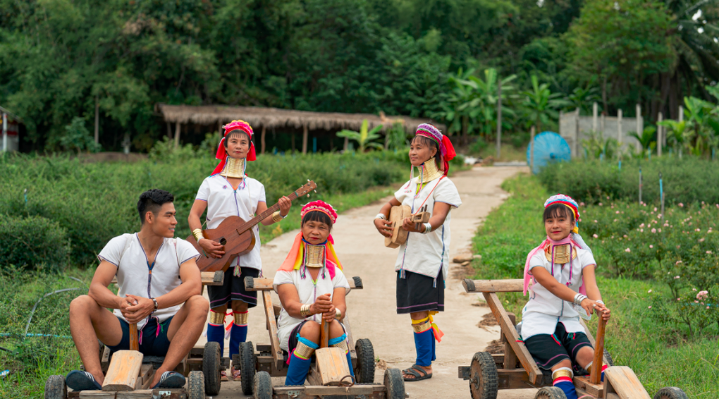 Nam vương Danh Chiếu Linh thăm làng dân tộc cổ dài ở Chiang Mai, Thái Lan - 8 Nam vương Danh Chiếu Linh thăm làng dân tộc cổ dài ở Chiang Mai, Thái Lan - 8