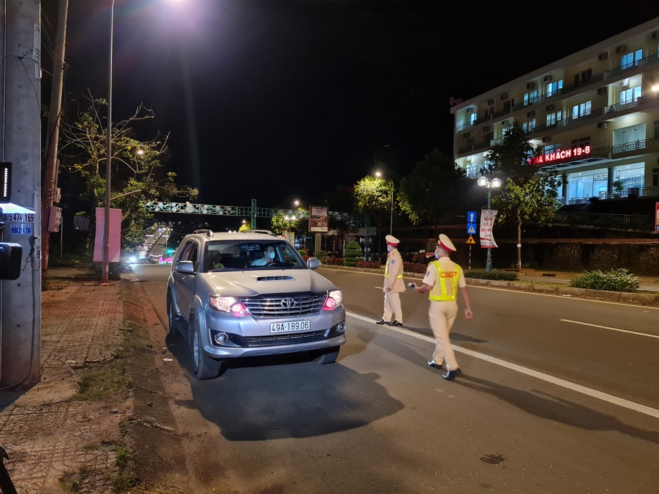 Tài xế vi phạm nồng độ cồn liên tục gọi điện cầu cứu - 4 Tài xế vi phạm nồng độ cồn liên tục gọi điện cầu cứu - 4