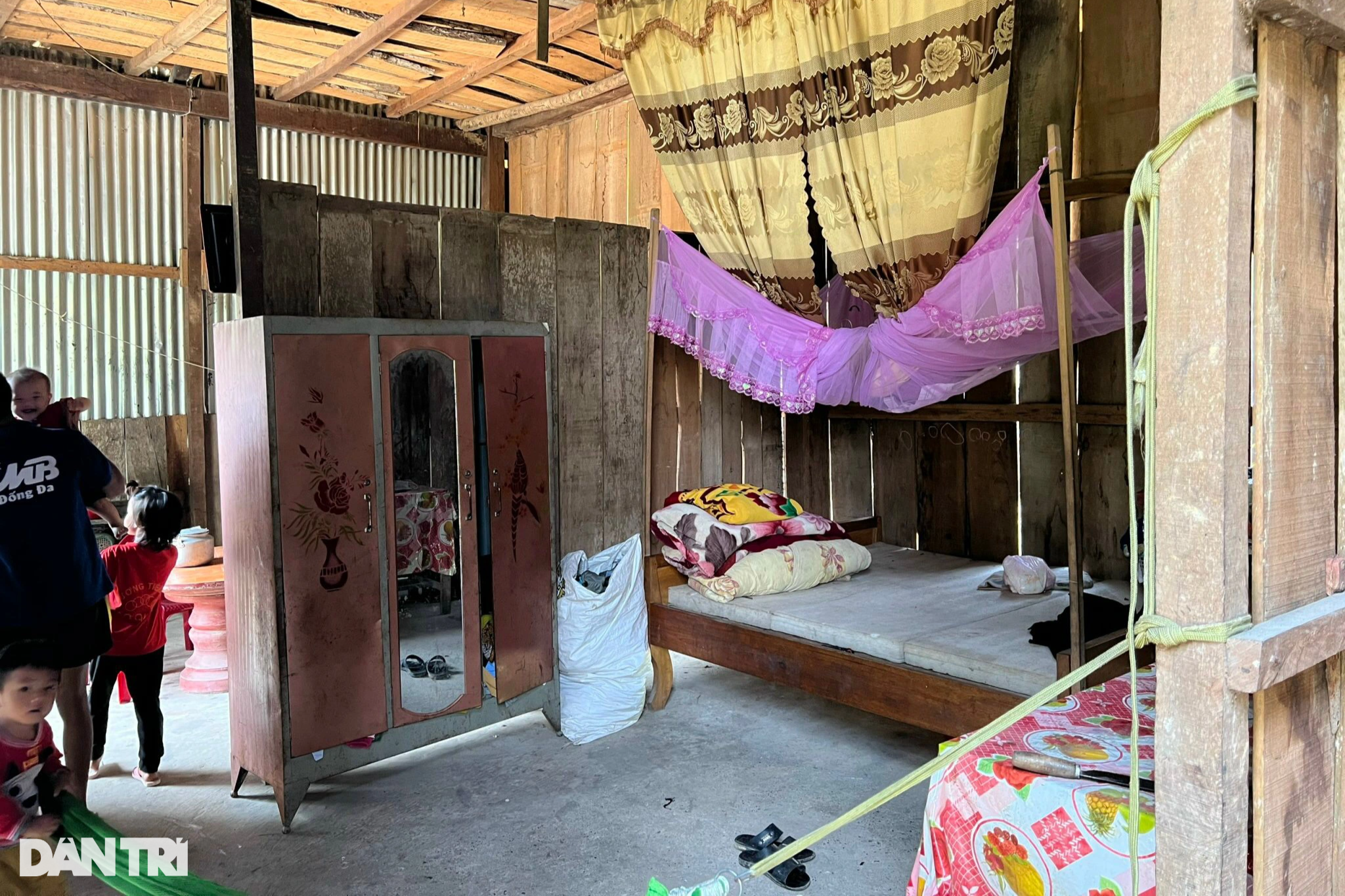 Cám cảnh gia đình bố mẹ ngây dại, đàn con thơ đói ăn, lo thất học - 3