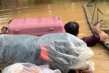 Cha vượt lũ sâu 2,5m đưa con gái ra sân bay giữa biển nước ở Thái Nguyên