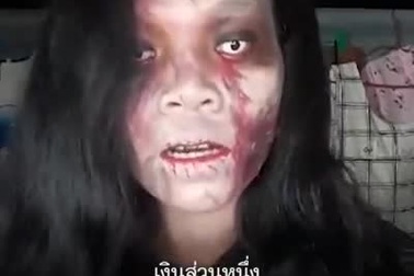 Hóa trang thành "xác sống" bán quần áo người đã khuất