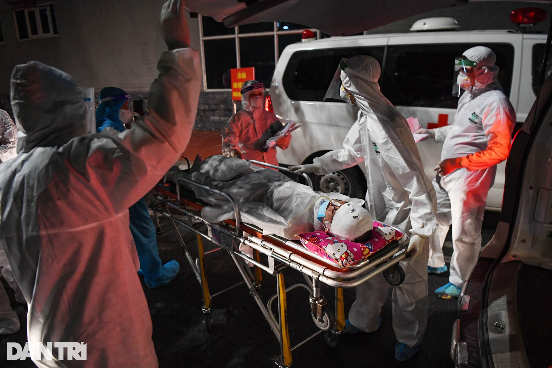 Cận cảnh quá trình di chuyển 1.000 bệnh nhân rời ổ dịch Bệnh viện Việt Đức - 14