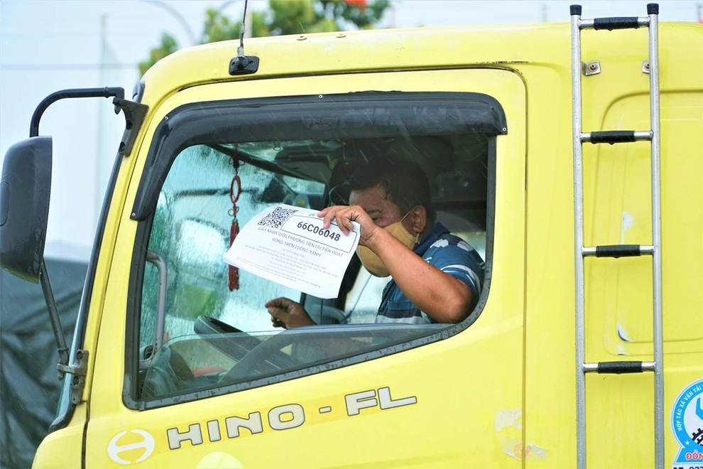 Tài xế xếp hàng dài đội mưa chờ xuống hàng, sang xe - 3 Tài xế xếp hàng dài đội mưa chờ xuống hàng, sang xe - 3