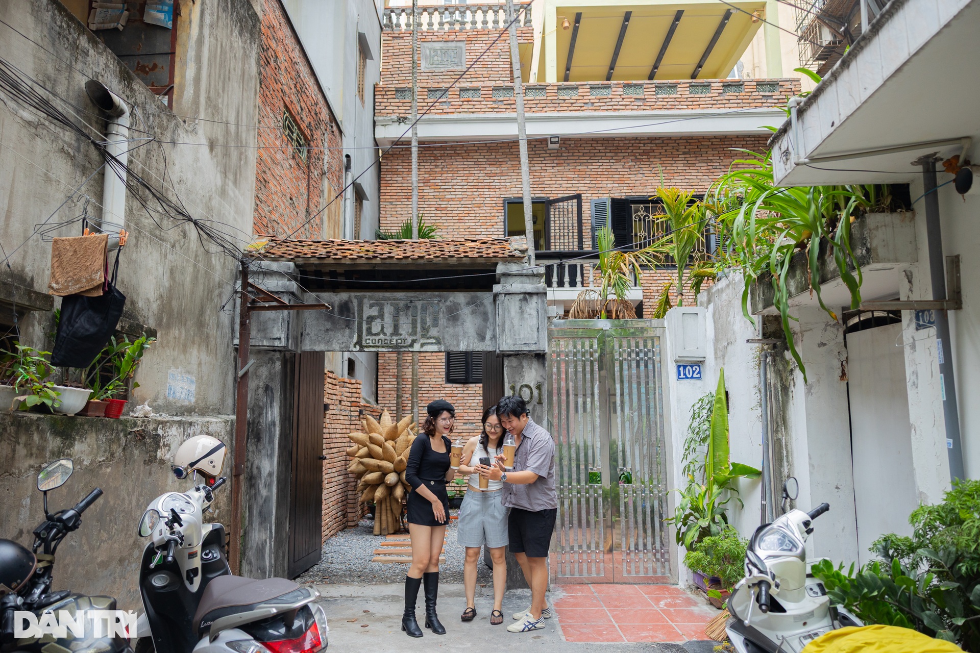 Hà Nội: Quán cà phê gợi ký ức làng quê với cổng làng, mái ngói và… gà gáy - 1 Hà Nội: Quán cà phê gợi ký ức làng quê với cổng làng, mái ngói và… gà gáy - 1