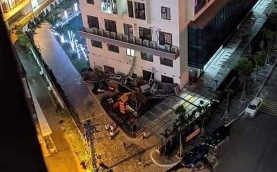 Hà Nội: Cả giàn 7 chiếc điều hòa ở chung cư rơi xuống khu vui chơi trẻ em - 1 Hà Nội: Cả giàn 7 chiếc điều hòa ở chung cư rơi xuống khu vui chơi trẻ em - 1