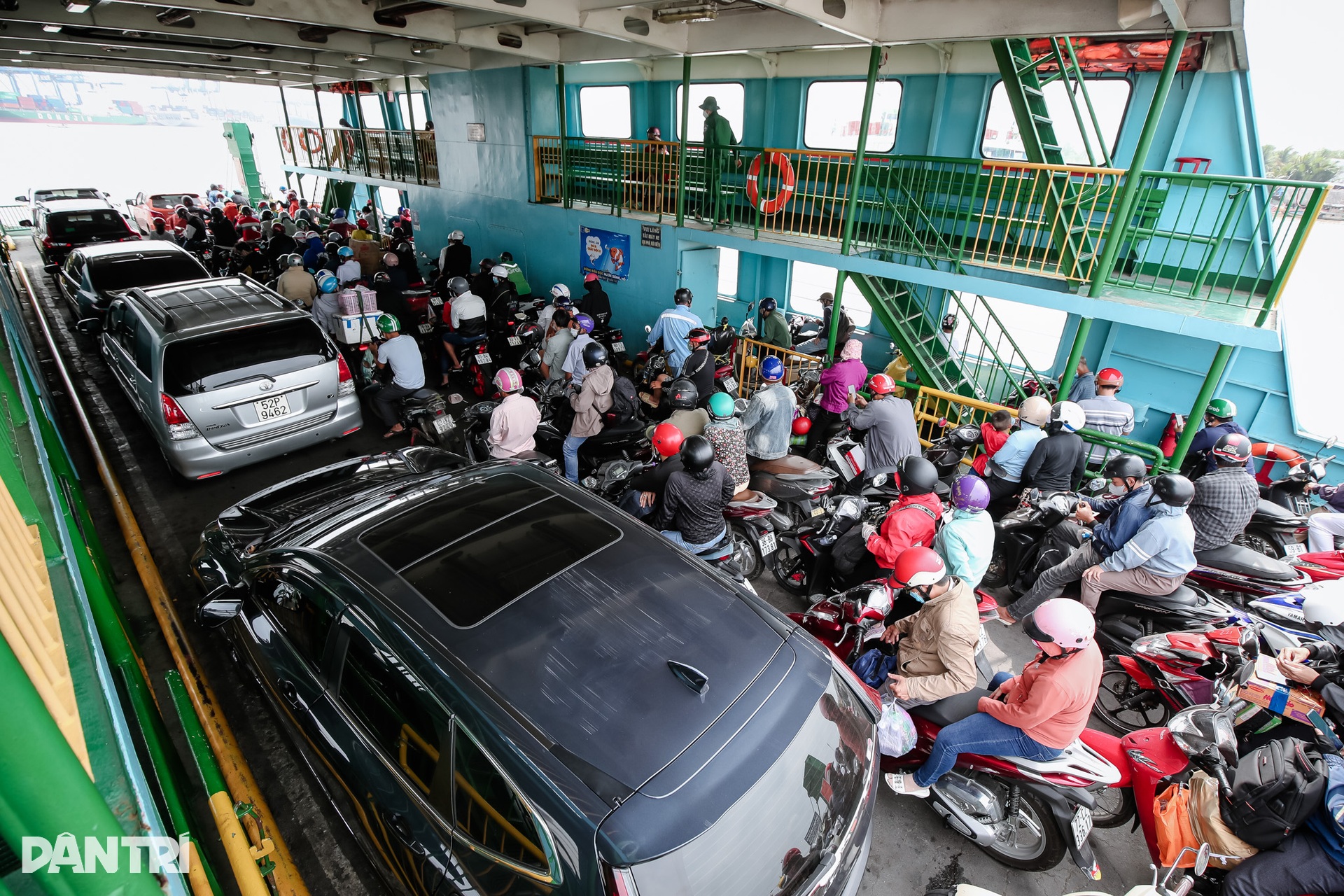 Cửa ngõ phía Đông TPHCM kẹt cứng ngày đầu nghỉ lễ - 10 Cửa ngõ phía Đông TPHCM kẹt cứng ngày đầu nghỉ lễ - 10