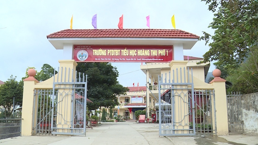 Vụ học sinh ăn cơm chan canh mỳ tôm ở Lào Cai: Hiệu trưởng xin từ chức - 1 Vụ học sinh ăn cơm chan canh mỳ tôm ở Lào Cai: Hiệu trưởng xin từ chức - 1