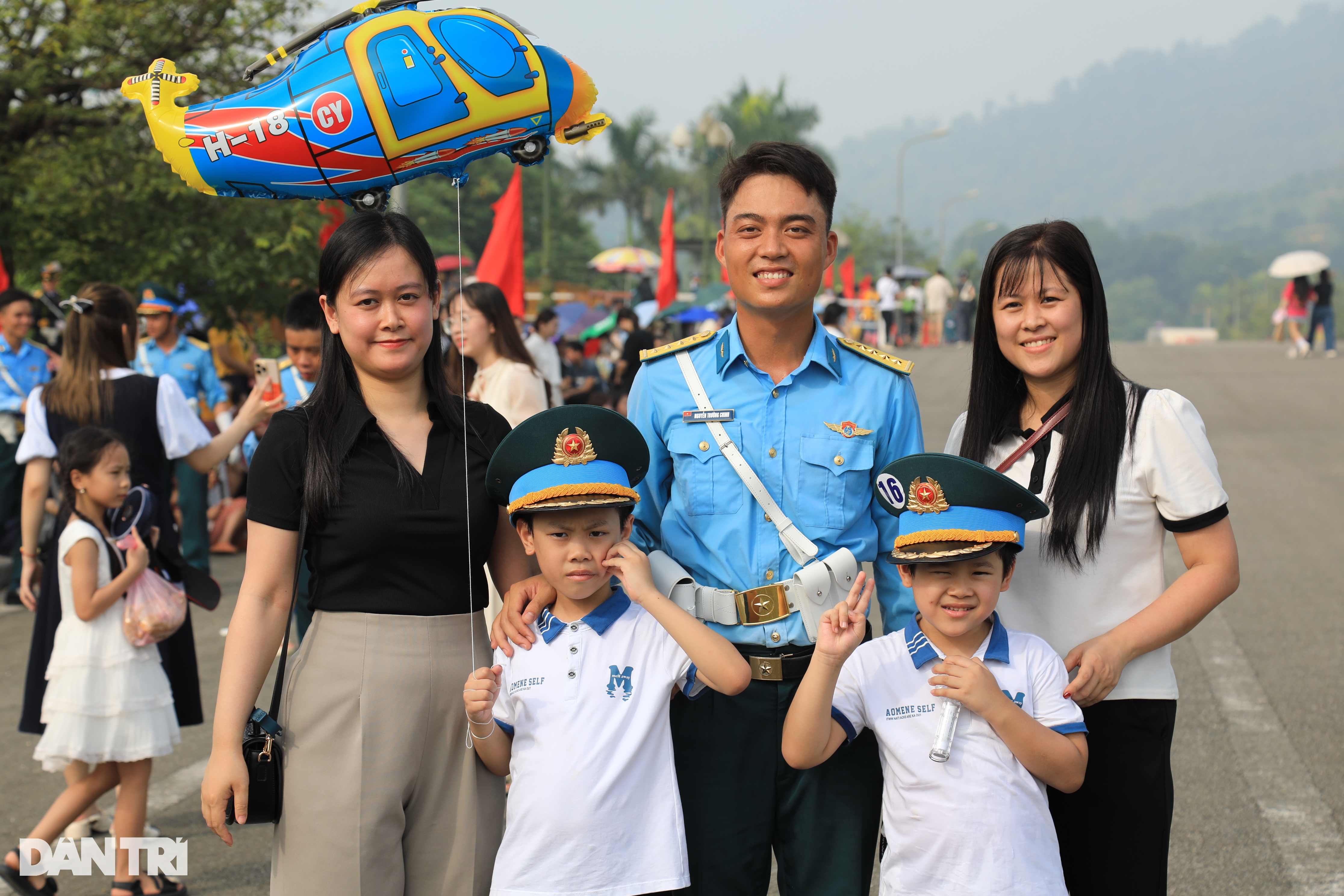 Hợp luyện diễu binh: Mẹ nấu chè tiếp sức cho con, người dân đội nắng xem - 4