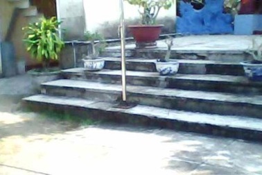 Một trẻ sơ sinh bị bỏ rơi trong sân chùa