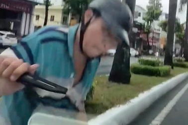 Người đàn ông đi xe máy lấn làn, chửi tục và bẻ cần gạt nước ô tô