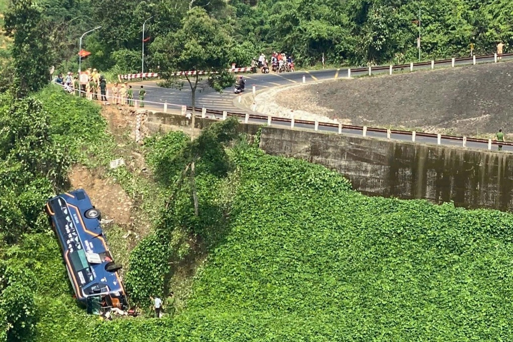 Đắk Nông: Xe khách lao xuống vực ở đèo Cùi Chỏ, 4 hành khách nhập viện - 1 Đắk Nông: Xe khách lao xuống vực ở đèo Cùi Chỏ, 4 hành khách nhập viện - 1