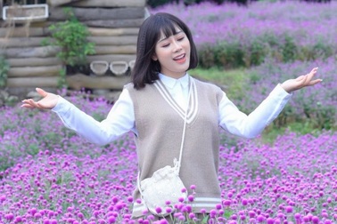 Ca sĩ Hoa Trần mừng tuổi mới bằng MV bồi hồi nhớ tuổi thanh xuân