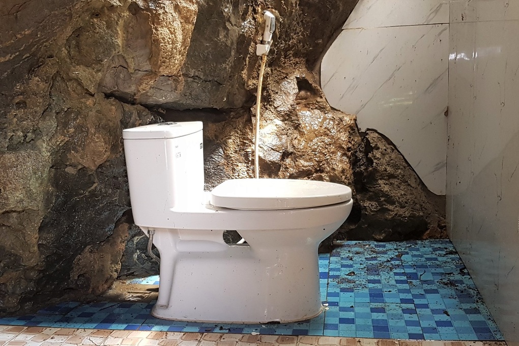 Khu vệ sinh lột xác tài tình thành phòng nghỉ hạng sang gây choáng váng - 7