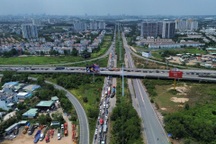 Xe cộ ùn ứ từ sáng đến chiều ngay lối vào cao tốc ở TPHCM