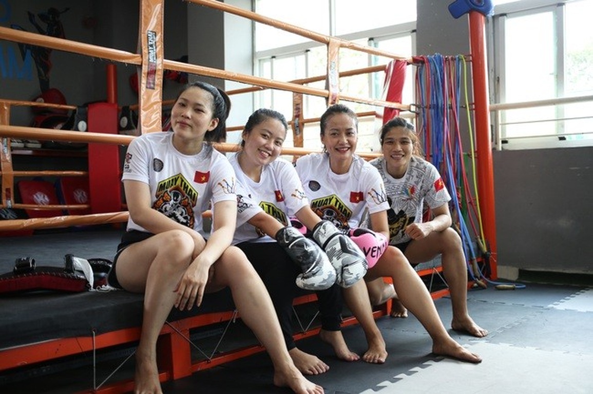 Nở rộ phong trào phụ nữ rủ nhau đấm đá xả stress, huấn luyện viên đắt sô - 2 Nở rộ phong trào phụ nữ rủ nhau đấm đá xả stress, huấn luyện viên đắt sô - 2