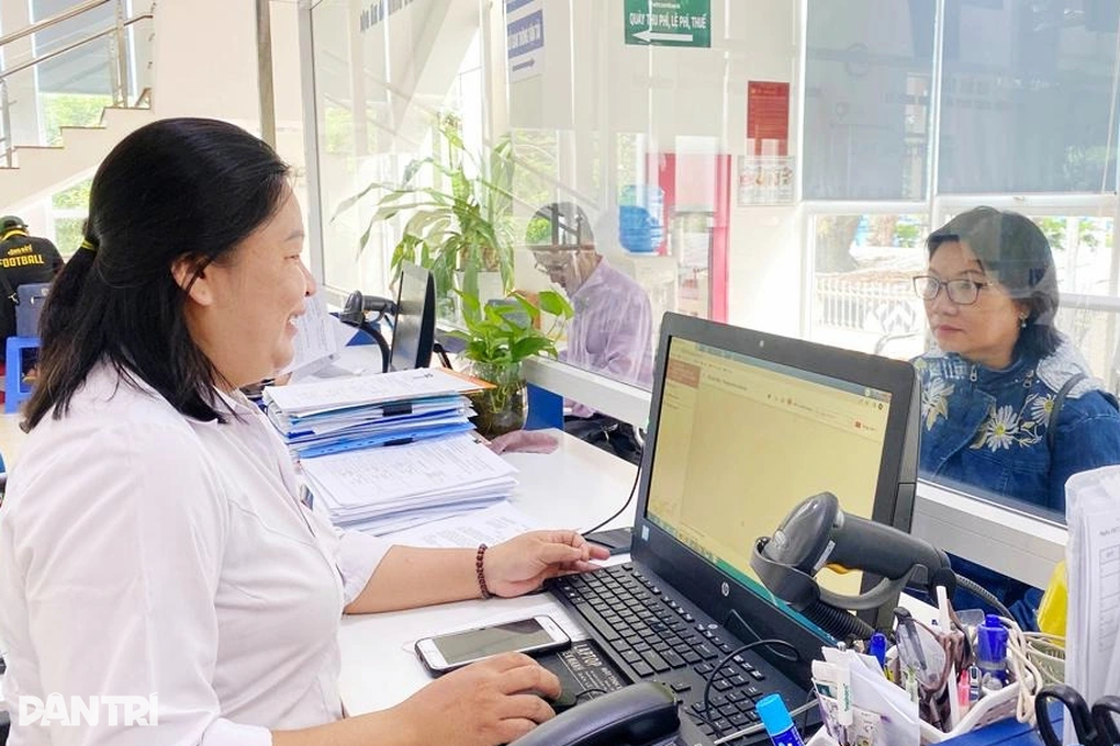 Cán bộ một cửa được hỗ trợ 1,6 triệu đồng/tháng - 1 Cán bộ một cửa được hỗ trợ 1,6 triệu đồng/tháng - 1