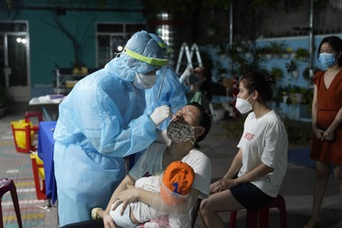 Covid-19 tại TPHCM gần đạt đỉnh, sẽ kết thúc vào tháng 8?