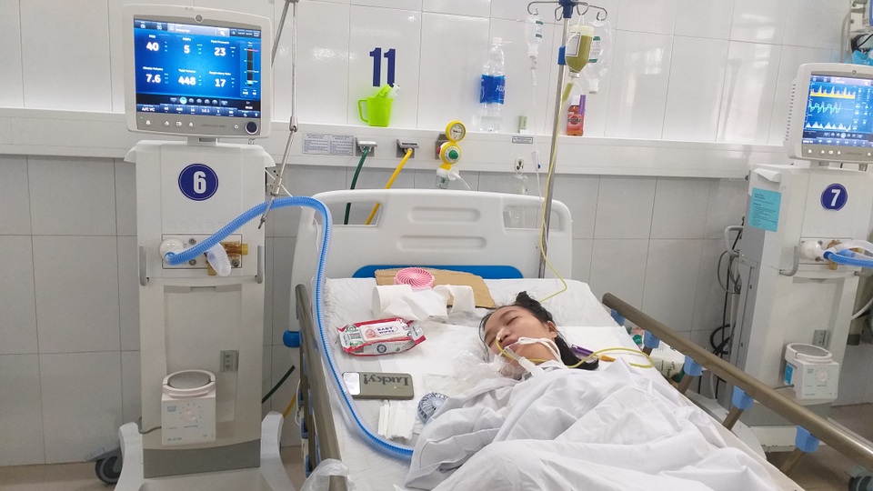 Xót xa cảnh cha nghèo bất lực nhìn con gái chết mòn - 2 Xót xa cảnh cha nghèo bất lực nhìn con gái chết mòn - 2