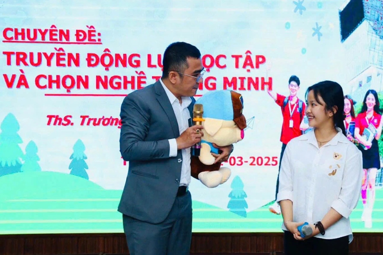 ការមិនយល់ចិត្តនឹងមុខវិជ្ជាជ្រើសរើសពីថ្នាក់ទី១០៖ ការព្រមានសម្រាប់មាតាបិតានិងសិស្ស - ៤ Vỡ mộng môn lựa chọn từ lớp 10: Lời cảnh tỉnh cho phụ huynh và học sinh - 4