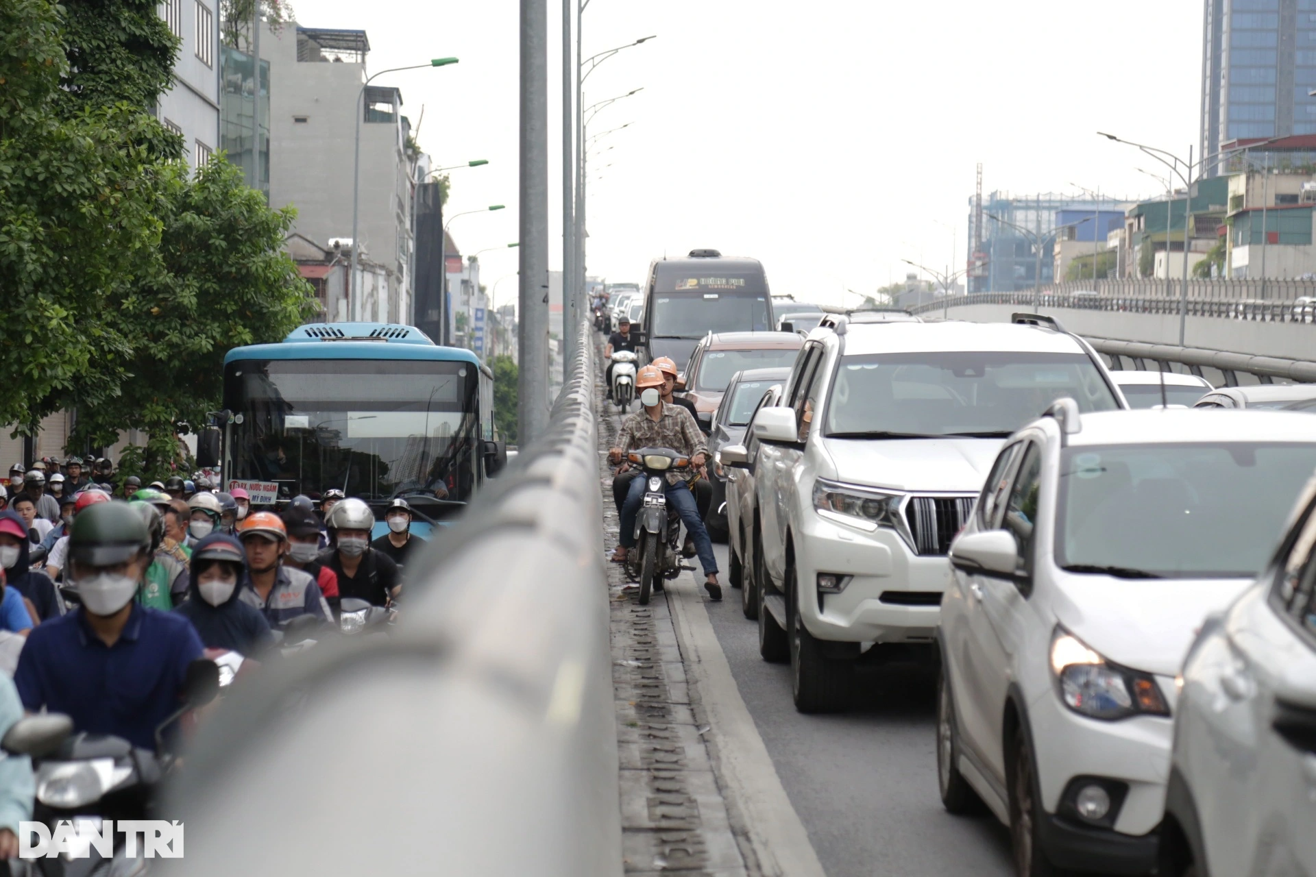 Hà Nội: CSGT xử lý hàng loạt xe máy đi vào đường Vành đai 2 trên cao - 3