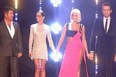 Hai nữ giám khảo The X Factor tưng bừng đọ sắc trên sân khấu