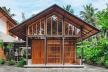 Nhà gỗ nhìn ngoài đơn giản nhưng bên trong lại ấm cúng