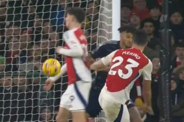 Tranh cãi nảy lửa quyết định khiến Arsenal mất chiến thắng