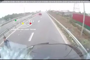 Xe khách dừng đón trả khách trên cao tốc, gián tiếp gây ra tai nạn