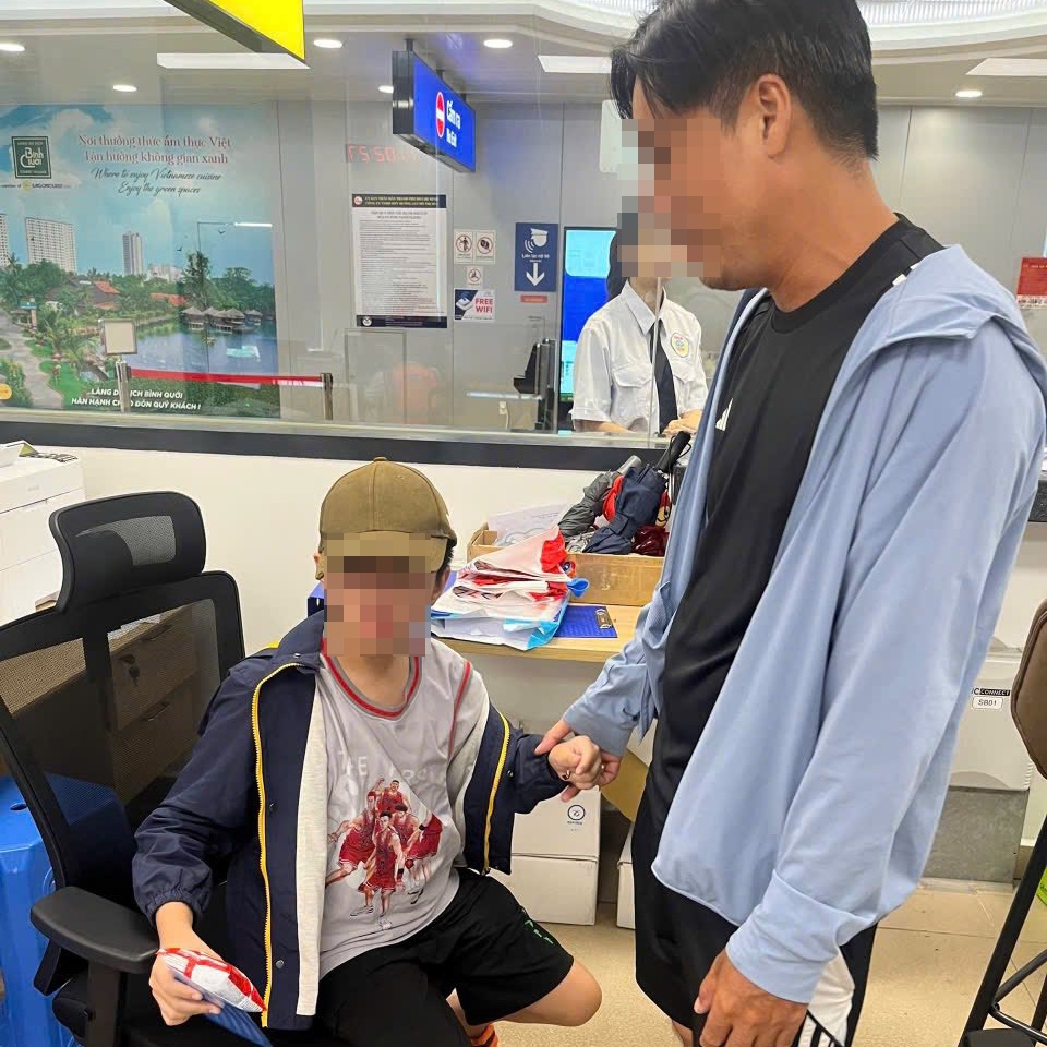 Bé trai một mình lọt lên tàu metro TPHCM, cha mẹ cuống cuồng đi tìm - 1