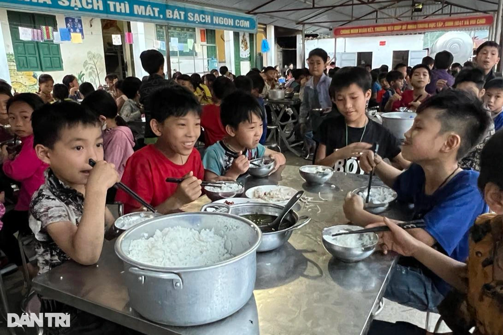 Khởi công nhà bán trú tại nơi học sinh ở nhà tôn nóng như lò bánh mì - 5 Khởi công nhà bán trú tại nơi học sinh ở nhà tôn nóng như lò bánh mì - 5