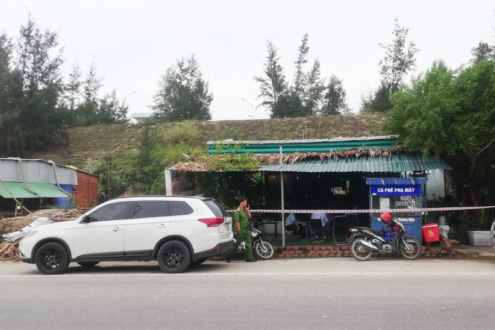 Người đàn ông ngồi trên ô tô nổ súng vào quán cà phê, 2 người bị thương - 1 Người đàn ông ngồi trên ô tô nổ súng vào quán cà phê, 2 người bị thương - 1