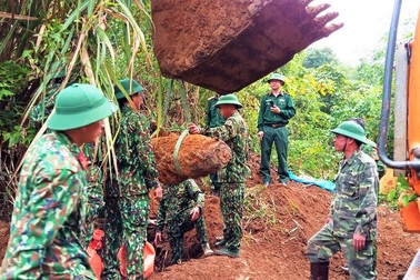 Cải tạo vườn phát hiện bom nặng hơn 300kg nằm sâu 2m