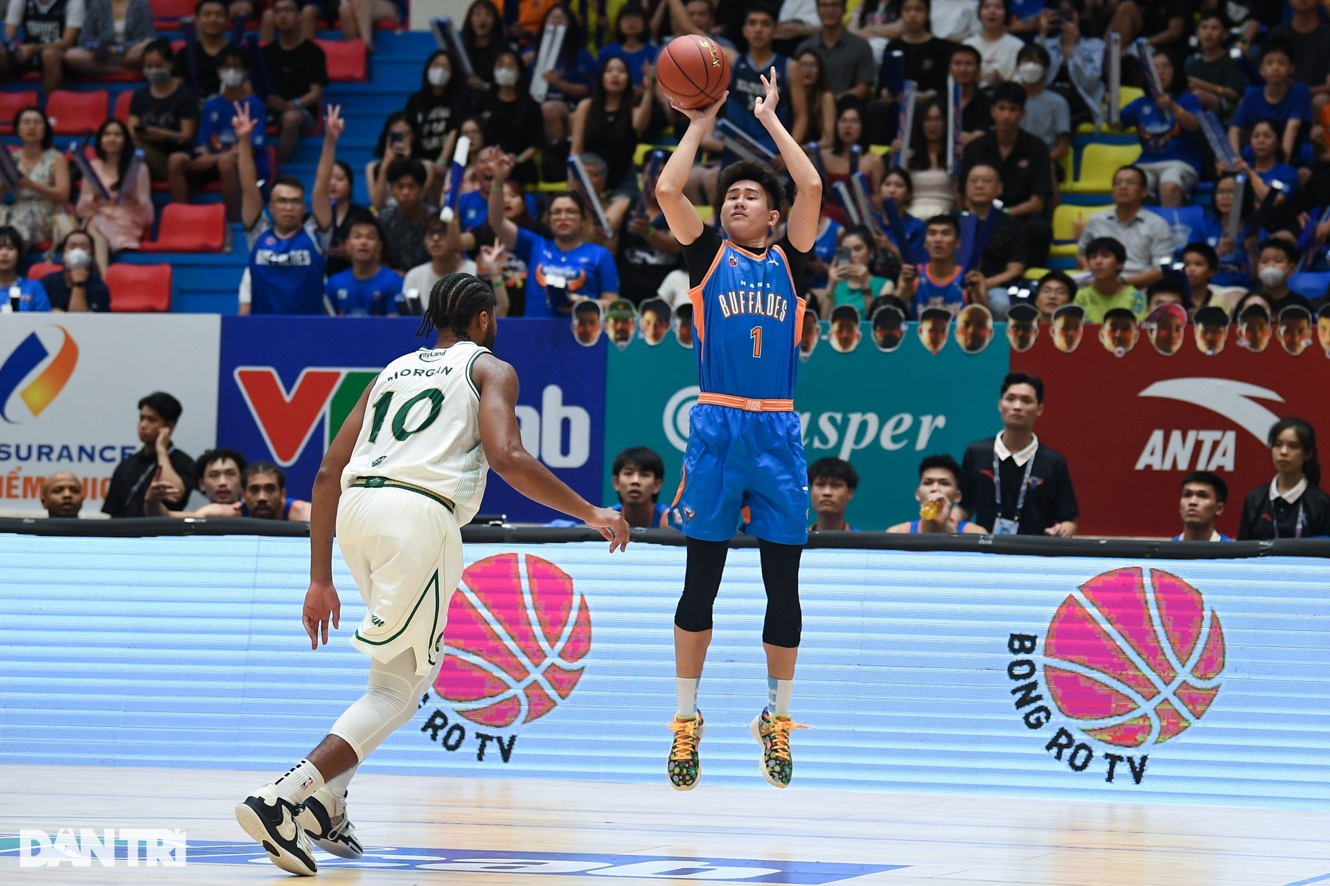 Ngôi sao tuyển Việt Nam tỏa sáng, Hanoi Buffaloes có chiến thắng ngược dòng - 8 Ngôi sao tuyển Việt Nam tỏa sáng, Hanoi Buffaloes có chiến thắng ngược dòng - 8